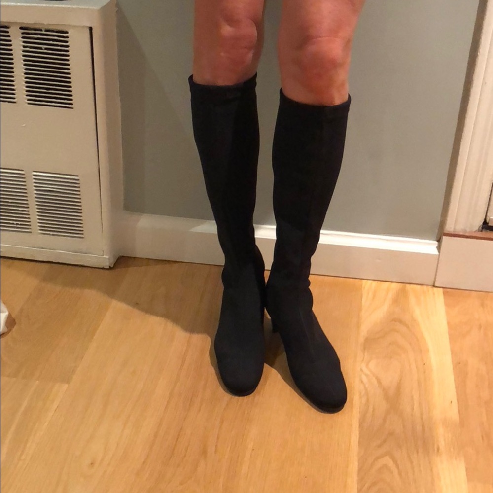 Chic black boots with heels
